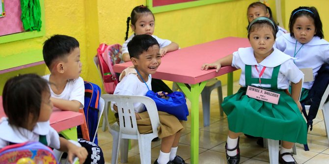 Potret lucu dan haru anak SD di Filipina saat hari pertama sekolah