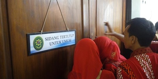 Remaja pembunuh Eno merengek di persidangan, minta dibebaskan