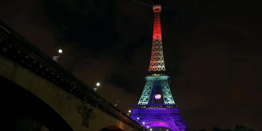 Warna kebesaran LGBT terangi Menara Eiffel