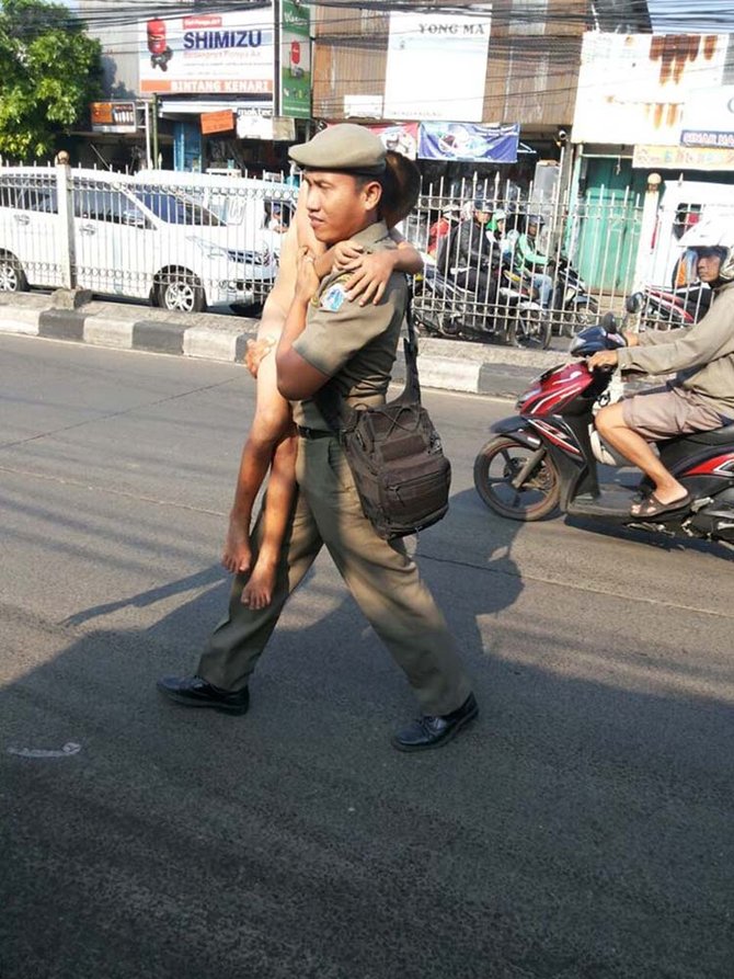 satpol pp rawat bocah terlantar