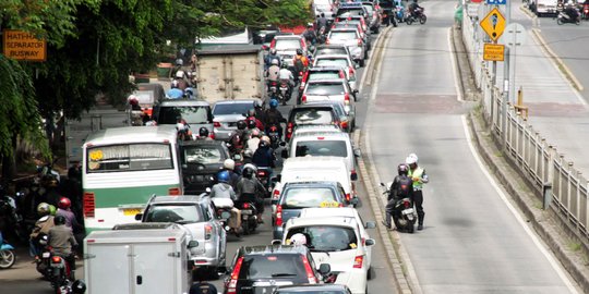 Sterilisasi jalur busway, Ahok apresiasi polisi langsung tilang