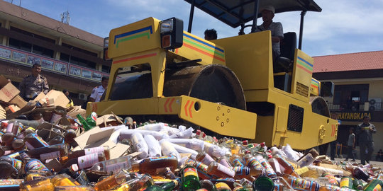 Ribuan botol miras dilindas alat berat di Mapolresta Medan