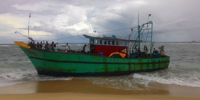 Kapal penuh imigran Sri Lanka terempas ombak ke pantai Lhoknga