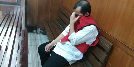 Perkosa anak kandung, Dicky menangis dituntut 14 tahun penjara