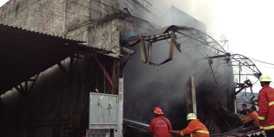 Akibat petasan, gudang spart part di Sunter terbakar