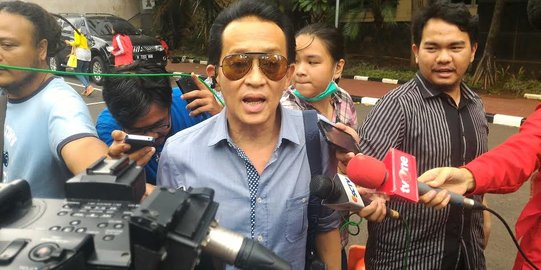 Jaksa bacakan dakwaan Jessica, ayah Mirna menyimak dengan serius