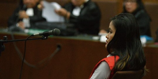 Ekspresi muram Jessica jalani sidang perdana