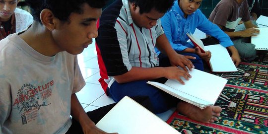 Semangat para tunanetra di Malang tadarus Alquran di bulan Ramadan