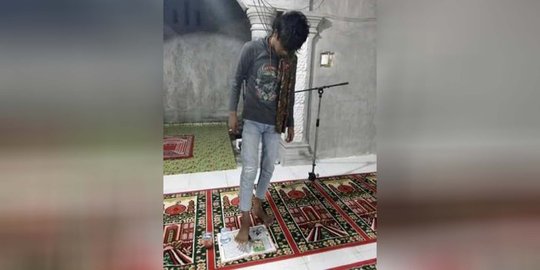 Warga ngamuk lihat pemuda berpose injak Alquran