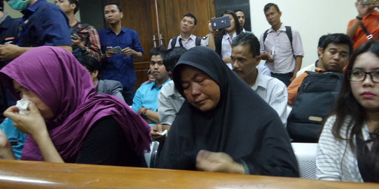 Ibu Eno menangis saat pembunuh anaknya jalani sidang vonis