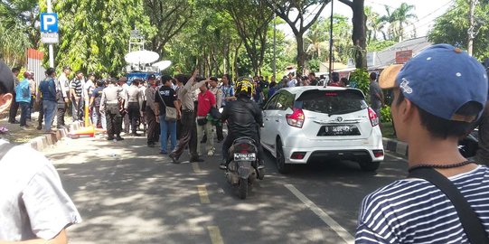 Polisi bentrok dengan warga usai sidang vonis pembunuh Eno