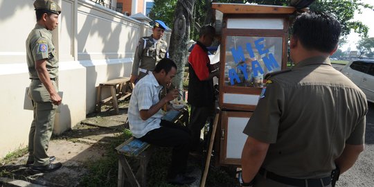 Kelakuan konyol warga asyik makan di tengah razia warung