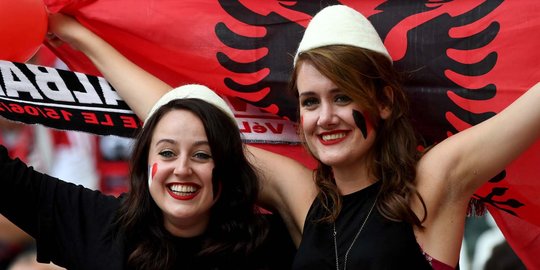 Deretan suporter cantik meriahkan laga Prancis vs Albania