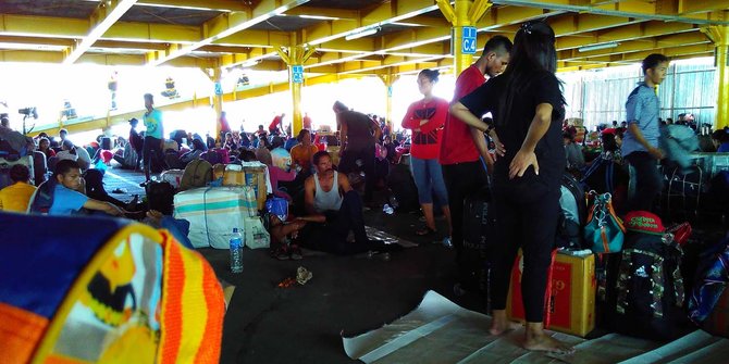 Penumpang terlantar di Makassar karena kapal laut dilarang berangkat