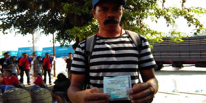 Ratusan calon penumpang masih bertahan di Pelabuhan Makassar