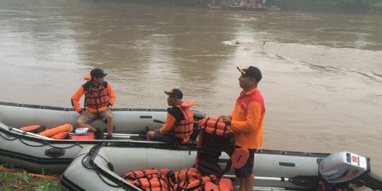 Terpeleset jembatan bambu, guru les hanyut di Bengawan Solo