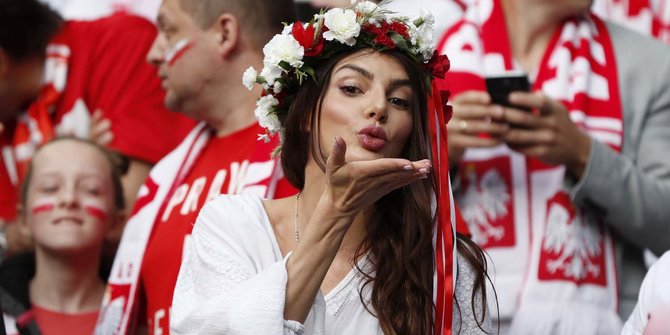 Deretan suporter cantik warnai laga sengit Jerman vs Polandia