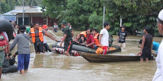 Korban banjir di Padang butuh air bersih & makanan untuk buka puasa