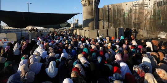 Potret ratusan warga Palestina harus antre masuk ke Masjid Al Aqsa