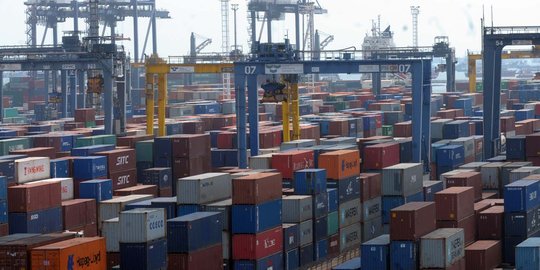 Ini penyebab banyaknya kontainer menumpuk di pelabuhan Indonesia