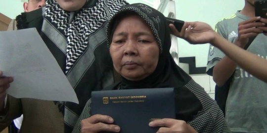 Ibu Eni dikenal sebagai orang kaya dan juragan warteg