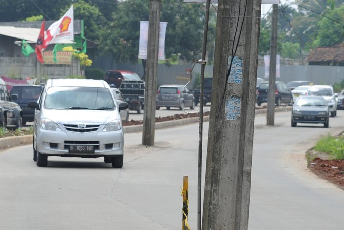 tiang listrik di tengah jalan pamulang bsd