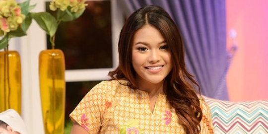 Cantik sosialita, Aurel ternyata suka makan di pinggir jalan