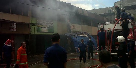Pasar Kanjengan Kota Semarang terbakar, 10 unit Damkar diturunkan