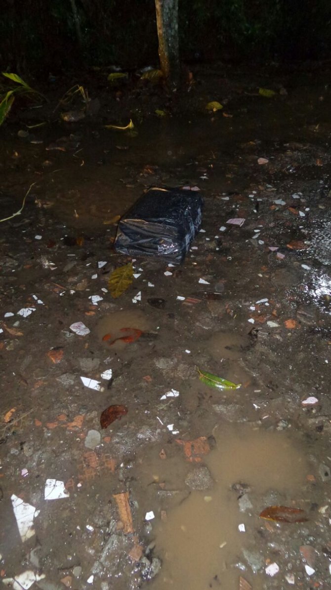 paket mencurigakan berisi kertas nasi