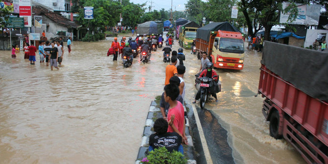 Sungai Blorong meluap, Pantura Kendal terendam banjir dan lumpuh