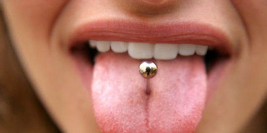 Jangan lupa mengingat 1 hal ini sebelum lakukan piercing di lidah!