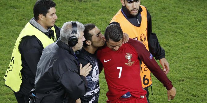 Wajah bete Cristiano Ronaldo diajak selfie fans di tengah lapangan