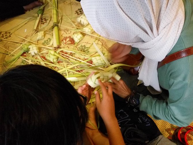 Ada kursus menganyam ketupat jelang berbuka puasa di 