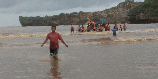 Kapal nelayan Cilacap karam diterjang ombak, satu ABK hilang