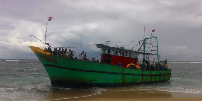 Cuaca buruk, kapal imigran Sri Lanka gagal dibawa ke tengah laut