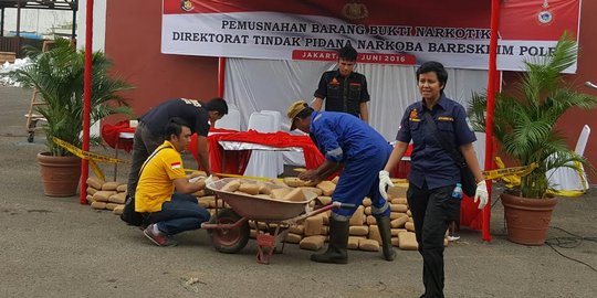 Ratusan kilogram ganja asal Aceh disembunyikan di truk dimusnahkan