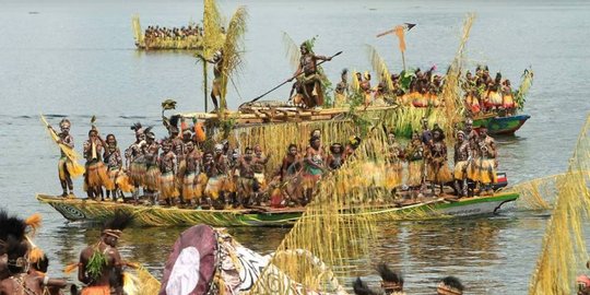 Wisman antusias hadiri Festival Danau Sentani 2016