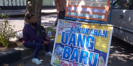 Jasa penukaran uang di pinggir jalan haram!