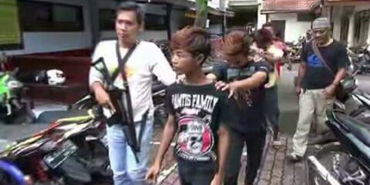 Polisi bebaskan remaja yang duduk dan injak Alquran di Tulungagung