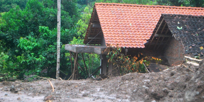 Banjir dan longsor, Bupati Kebumen tetapkan darurat bencana