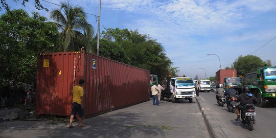 Truk kontainer terguling, Jalan RE Martadinata macet parah