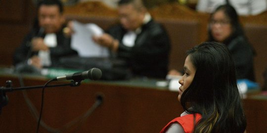 Dari kursi pengunjung, suami & kembaran Mirna simak sidang Jessica