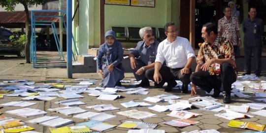 Anies Baswedan tinjau kondisi sekolah rusak akibat banjir di Solo