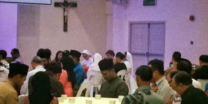 Buka bersama umat muslim Malaysia di gereja panen pujian