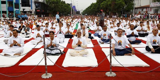 Relaksasi massal di peringatan Hari Yoga Sedunia