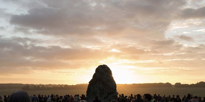 Menyaksikan fenomena titik balik matahari musim panas di Stonehenge