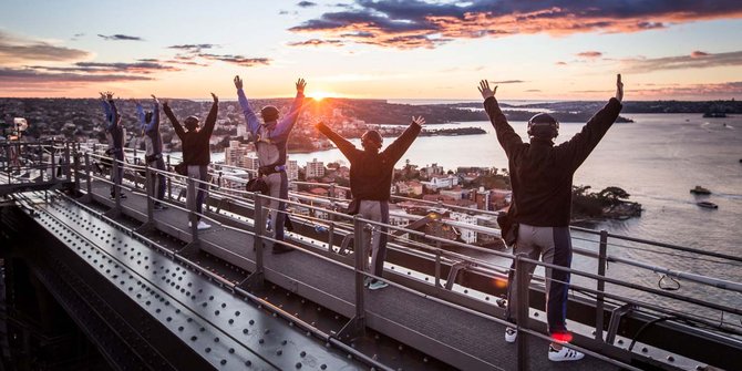 Aksi menegangkan senam yoga di atas Jembatan Sydney Harbour