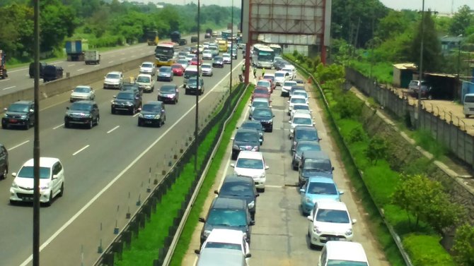 kemacetan di tol jakarta cikampek