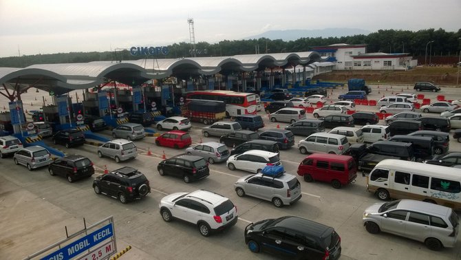 macet di pintu gerbang tol cipali