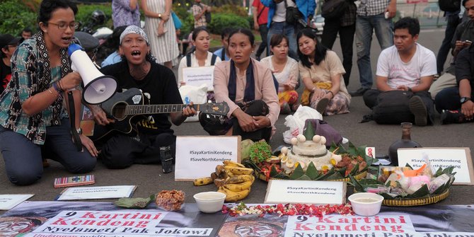 Aksi 9 kartini Kendeng 'Nyelameti' Jokowi di depan Istana